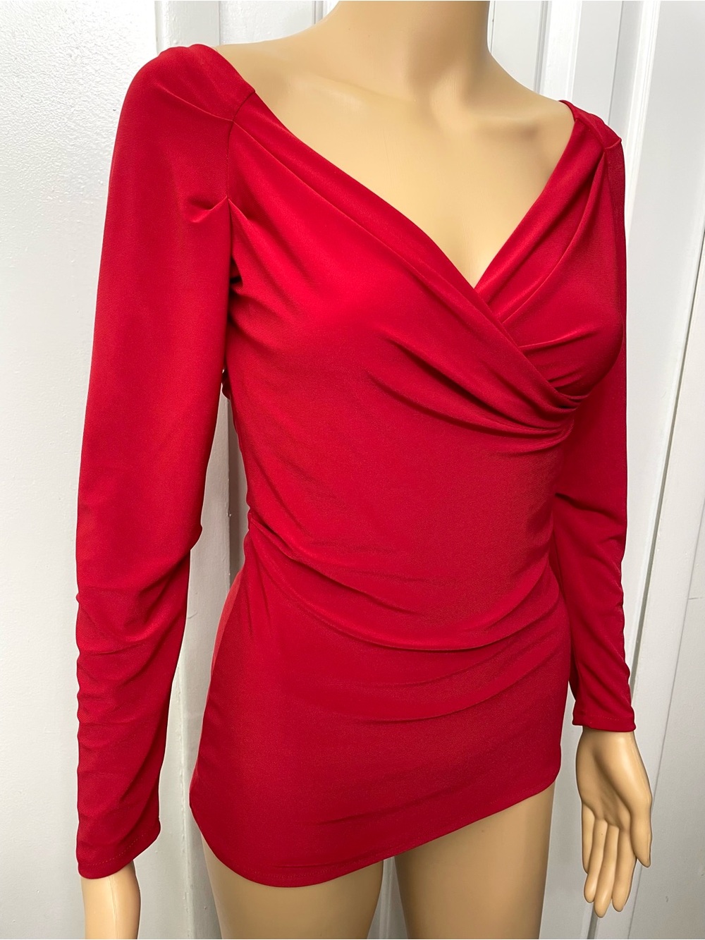 Mayda Cisneros Red Long-Sleeve Cold shoulder Surplice Wrapped Top Blouse size M - Picture 4 of 7
